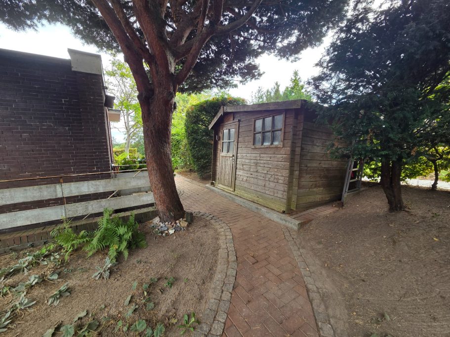 NACHHER: Gerätehaus/ Schuppen und Zuwegung Nachher: Gerätehaus/ Schuppen, Garten und Zuwegung sind von Laub und Kiefernadeln befreit und alles ist frisch gekärchert.